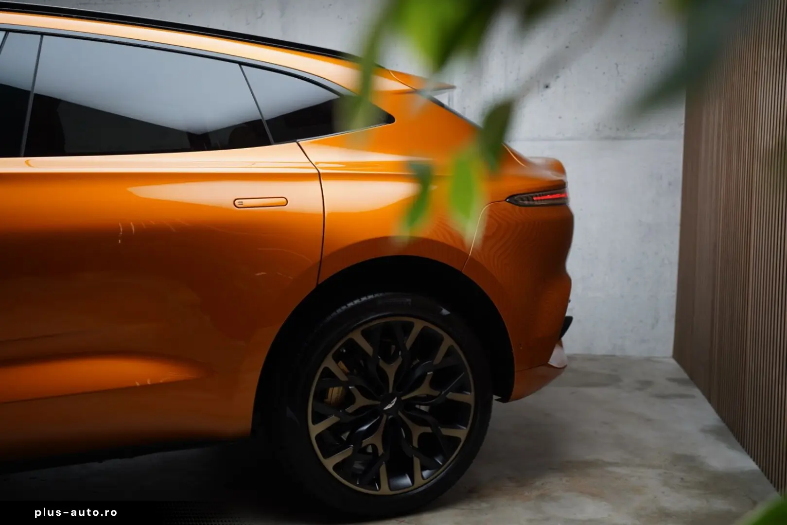 ASTON MARTIN DBX 4.0 V8