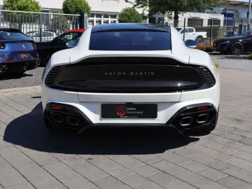 ASTON MARTIN Vanquish V12 by  Q  full CARBON-Sonderl…