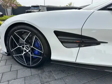 ASTON MARTIN Vanquish V12 by  Q  full CARBON-Sonderl…