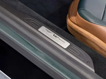 ASTON MARTIN V12 Vantage Roadster -Racing Green-