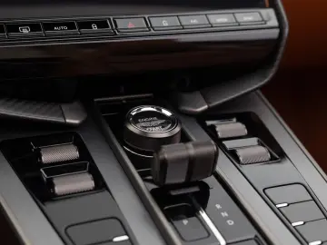 ASTON MARTIN Vanquish Volante  Bowers&Wilkins   Tita…