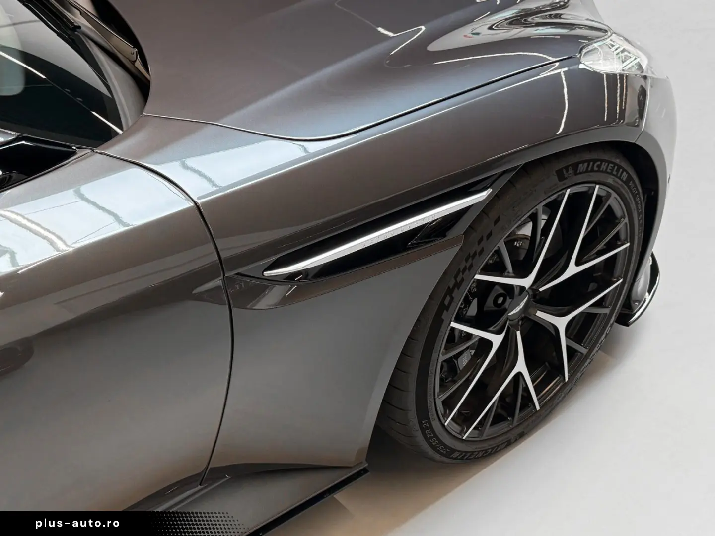 ASTON MARTIN DB12 Volante   BOWERS & WILKINS AUDIO