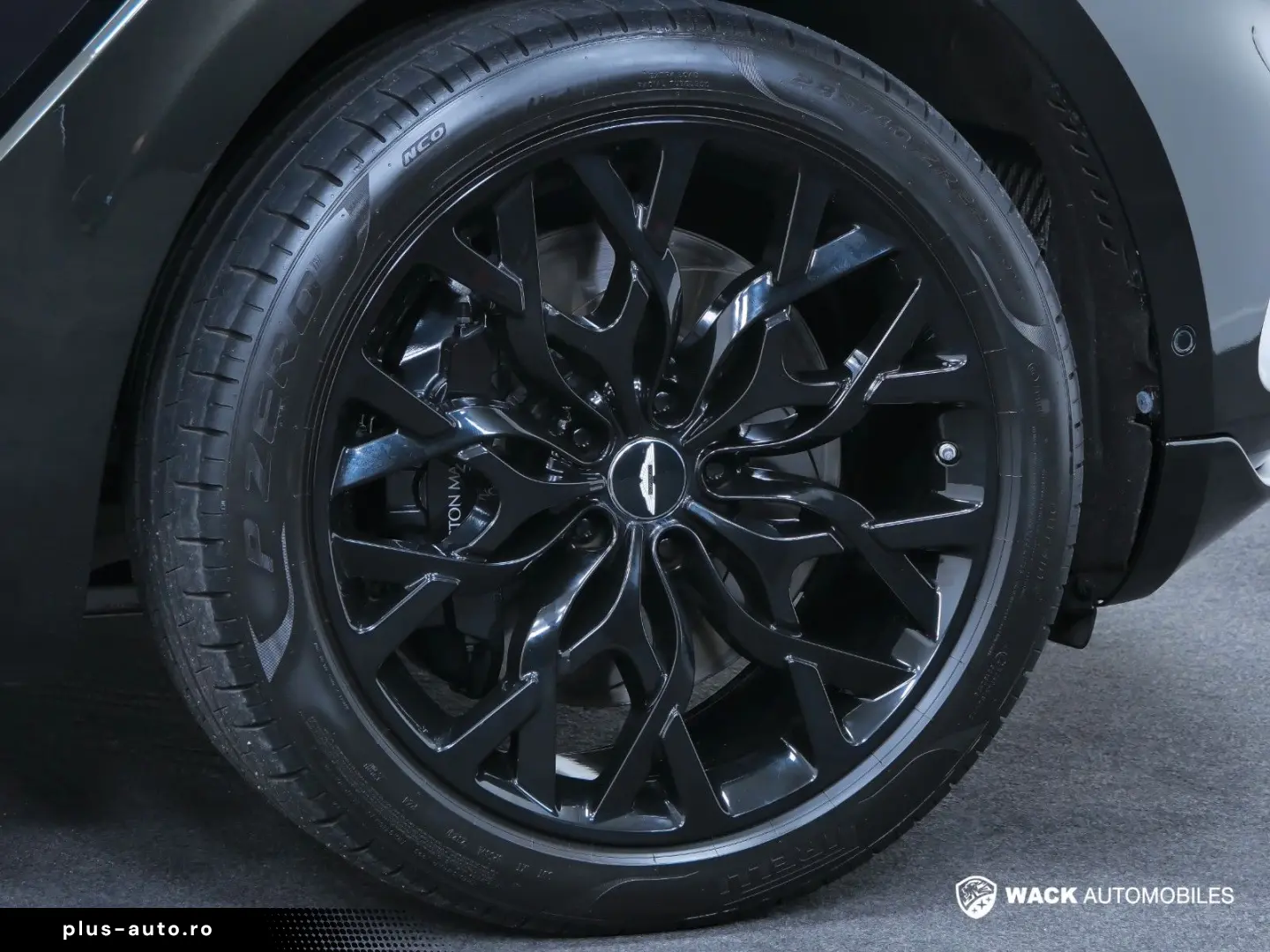 ASTON MARTIN DBX 4.0L V8 BITURBO 550 CV 1913 SPECIFICATION