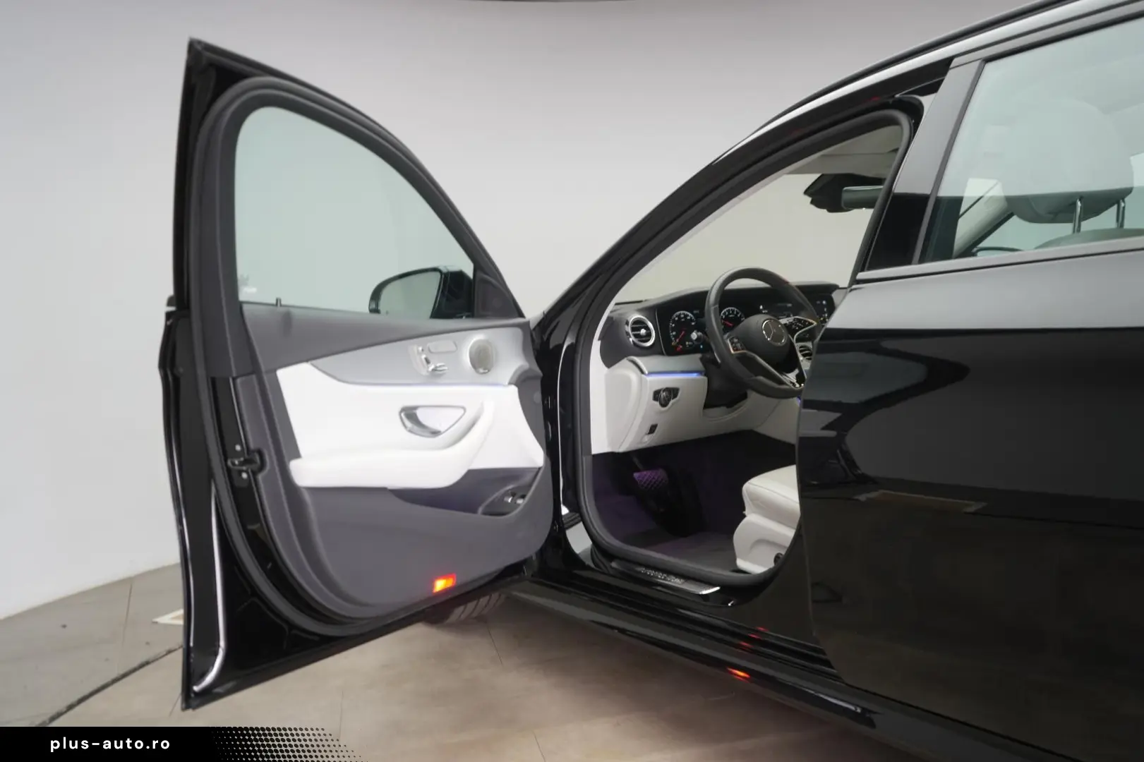 MERCEDES-BENZ E 300 e T 9G-Tronic AMG  Pano Burmester