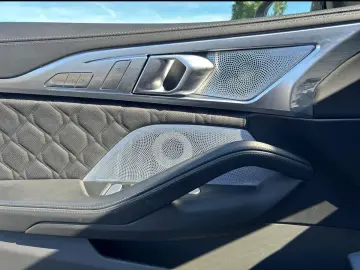 BMW M8 Competition Cabrio xDrive Laser TV Neck Heat