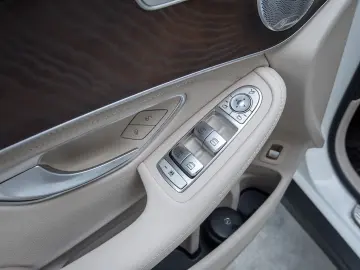 Mercedes-Benz GLC 300 4MATIC  2 SETURI ROTI