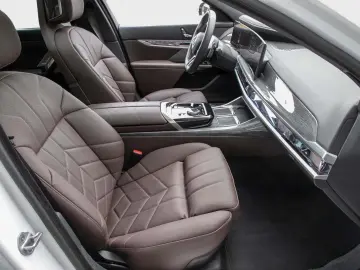 BMW 740d xDrive M Sportpaket Standhzg IconicGlow 20