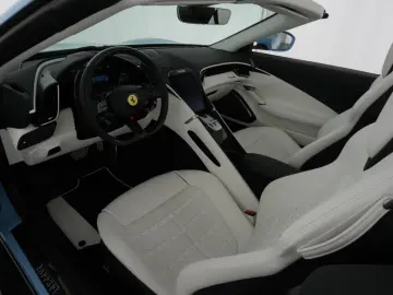 Ferrari Roma Spider Special-Color Azzuro La Plata