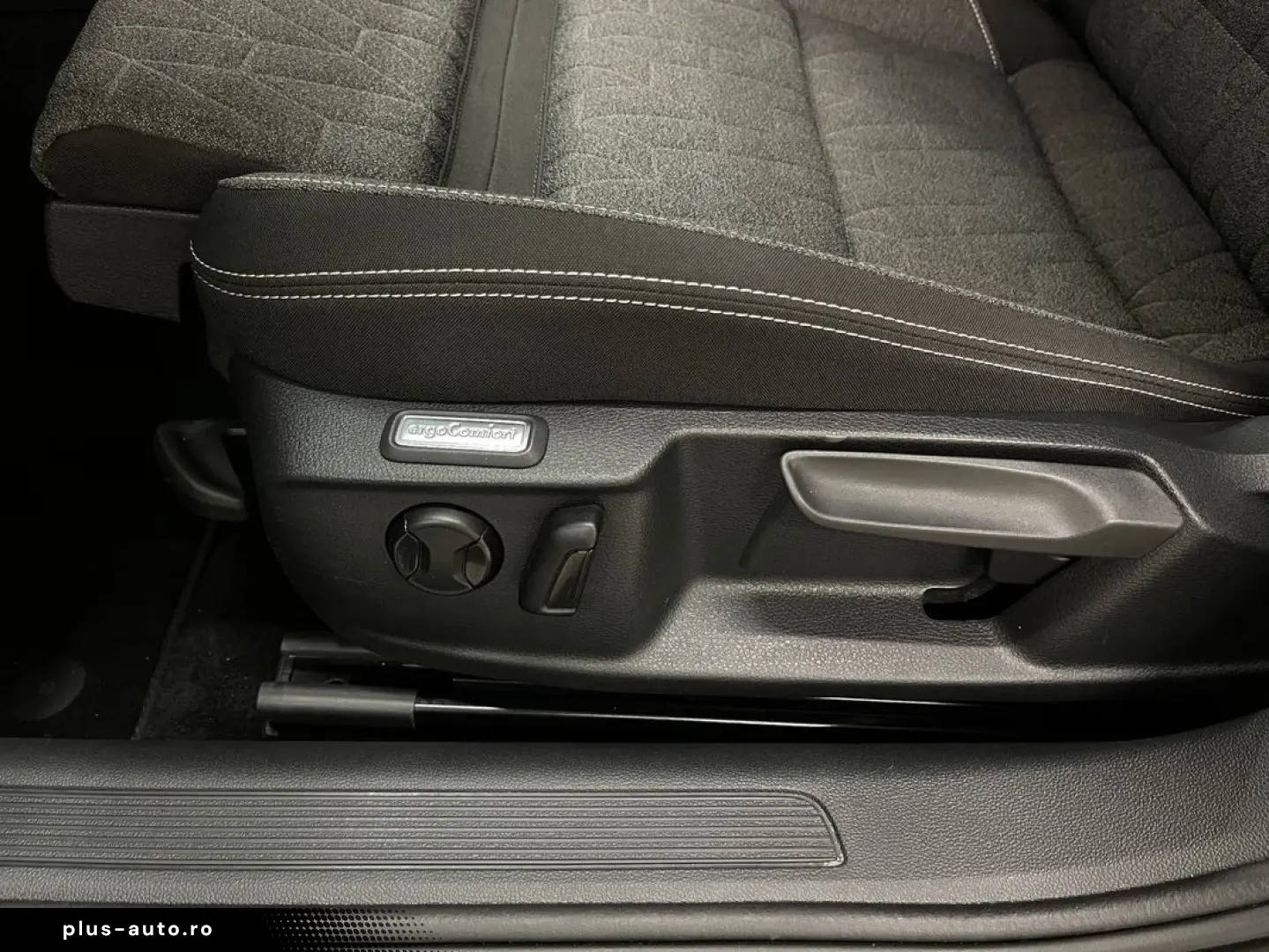 VOLKSWAGEN Passat 2023 — imagine 13