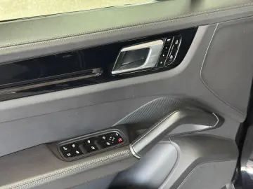 PORSCHE Cayenne E-Hybrid   PAN LED ACC SHZ APP Sp.Chrono