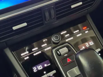 PORSCHE Cayenne E-Hybrid   PAN LED ACC SHZ APP Sp.Chrono