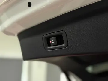 MERCEDES-BENZ GLE 400d AMG PANO DIST 360 AIR HUD