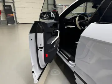 LAMBORGHINI Urus SE MY 25 AHK B&O Luftsystem BIANCO sapphir.