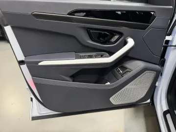LAMBORGHINI Urus SE MY 25 AHK B&O Luftsystem BIANCO sapphir.