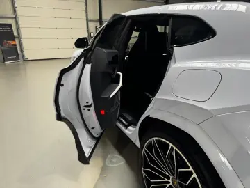 LAMBORGHINI Urus SE MY 25 AHK B&O Luftsystem BIANCO sapphir.