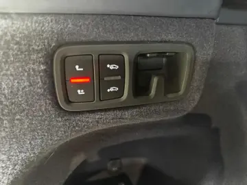 LAMBORGHINI Urus SE MY 25 AHK B&O Luftsystem BIANCO sapphir.