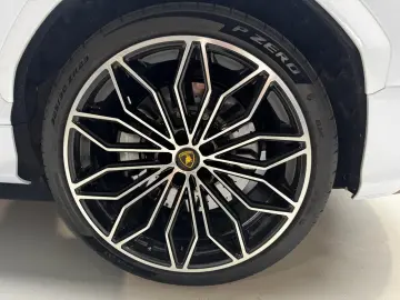 LAMBORGHINI Urus SE MY 25 AHK B&O Luftsystem BIANCO sapphir.