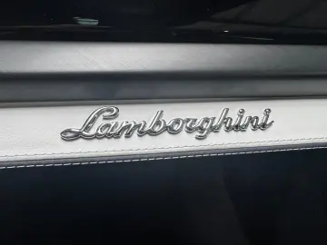 LAMBORGHINI Urus SE MY 25 AHK B&O Luftsystem BIANCO sapphir.