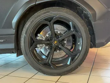 LAMBORGHINI Urus SE   5 Jahre Servicepaket   Panorama   uvm.
