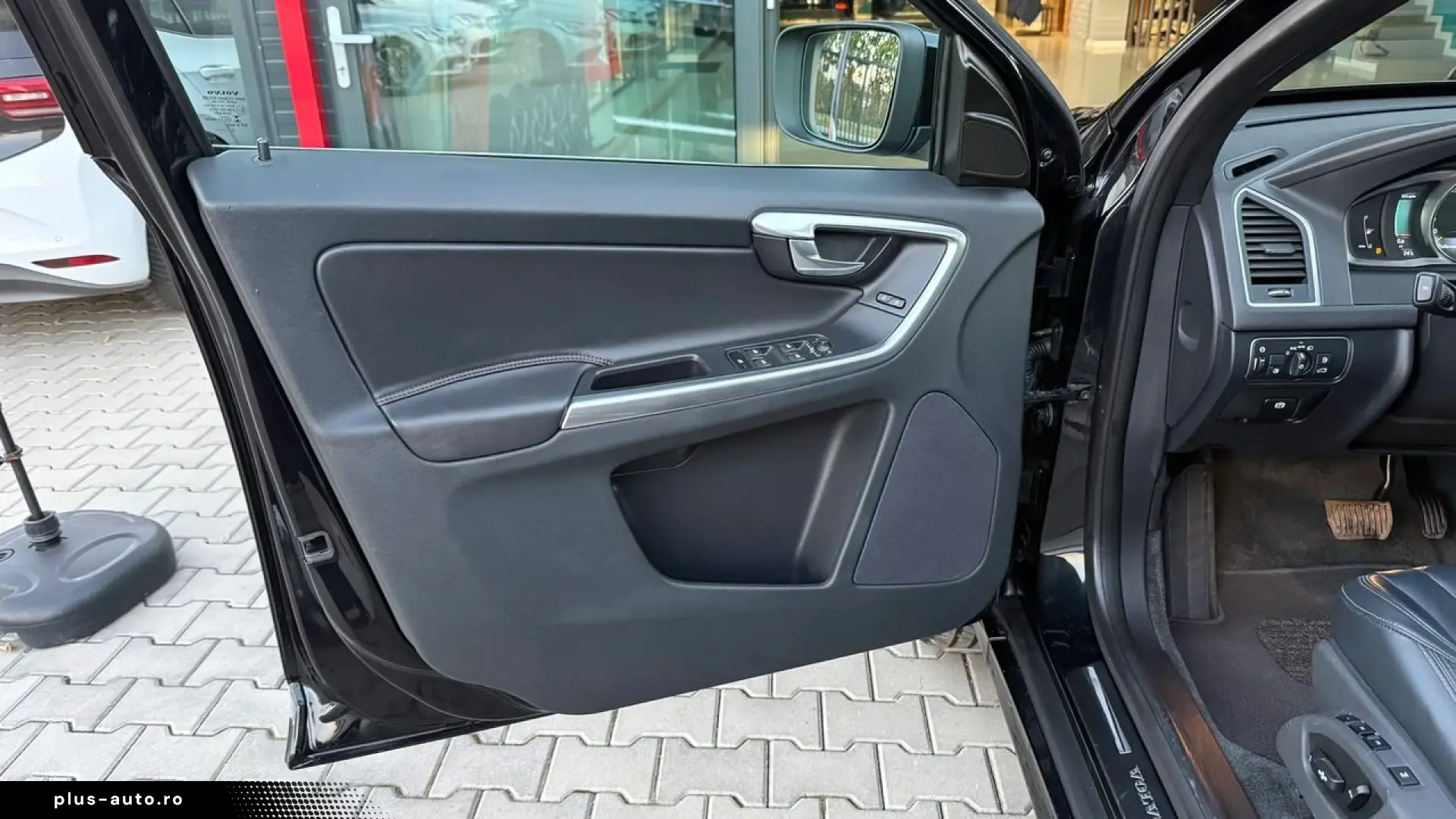 VOLVO XC60 2015 — imagine 8