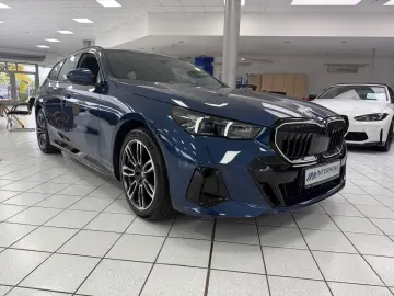 BMW 550e xDrive M-Sport Pro_PANO_B&W_HUD_ICONIC