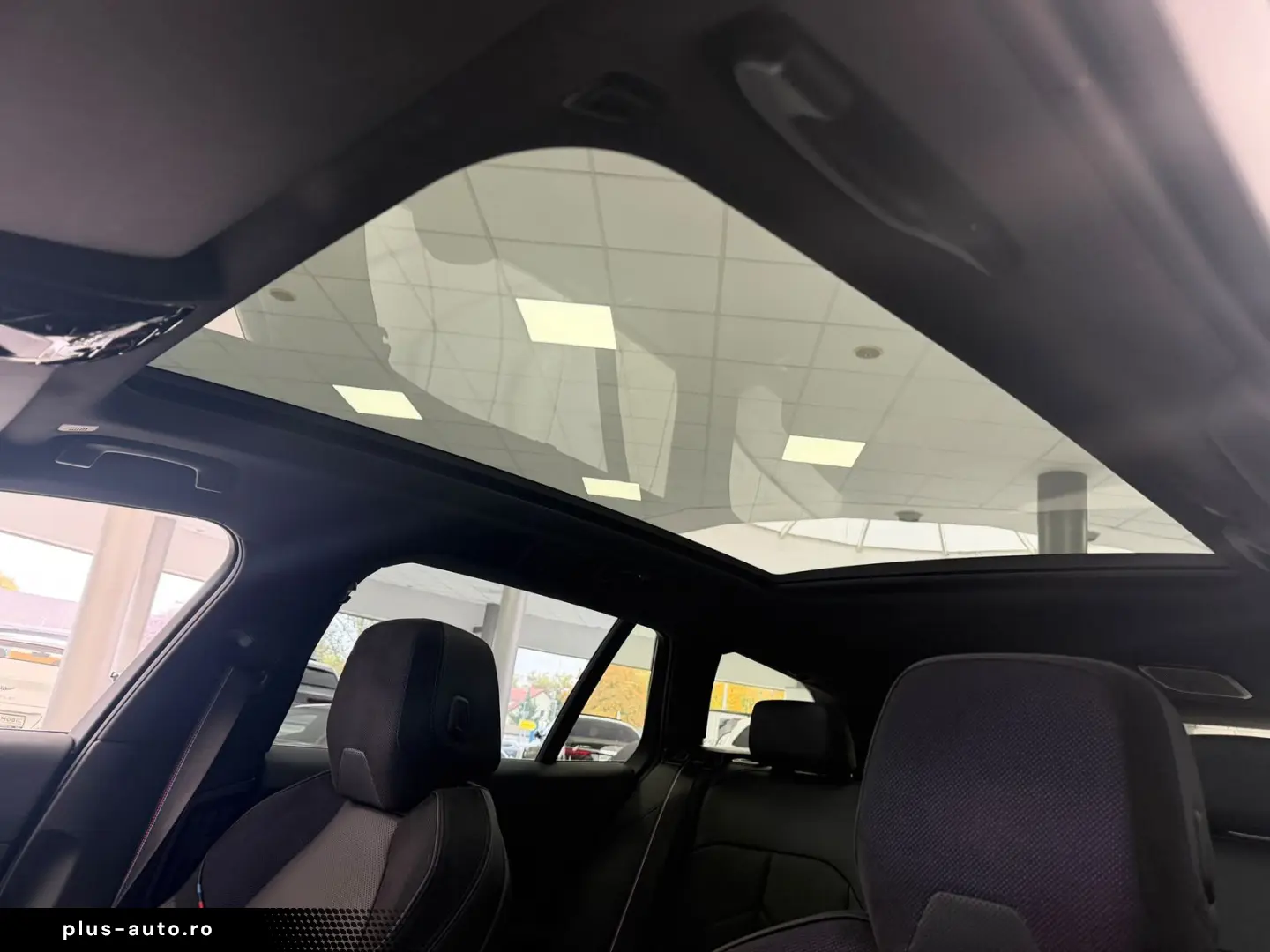 BMW 550e xDrive M-Sport Pro_PANO_B&W_HUD_ICONIC