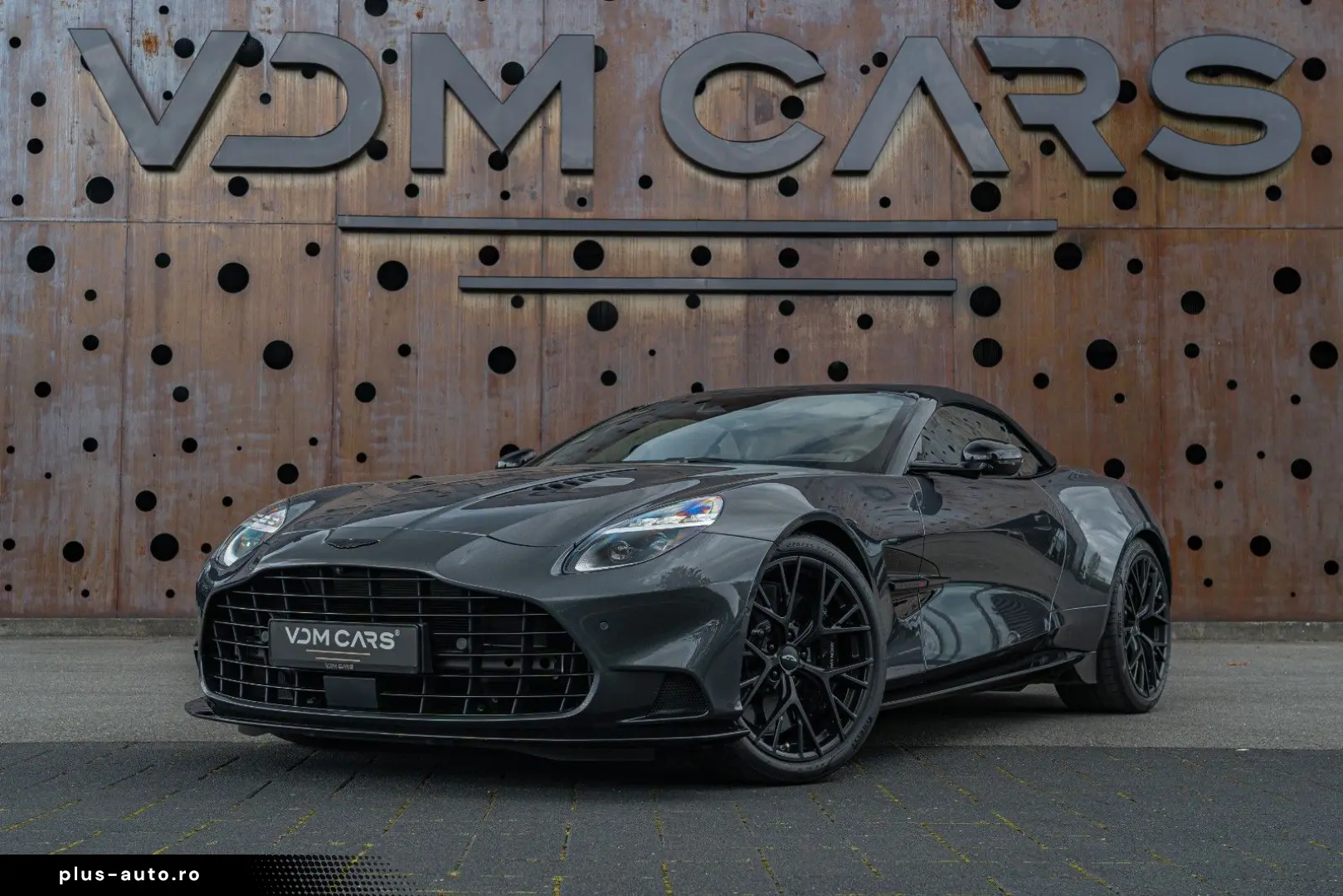 ASTON MARTIN Vanquish Volante_Titanium_B&W_BlackPack