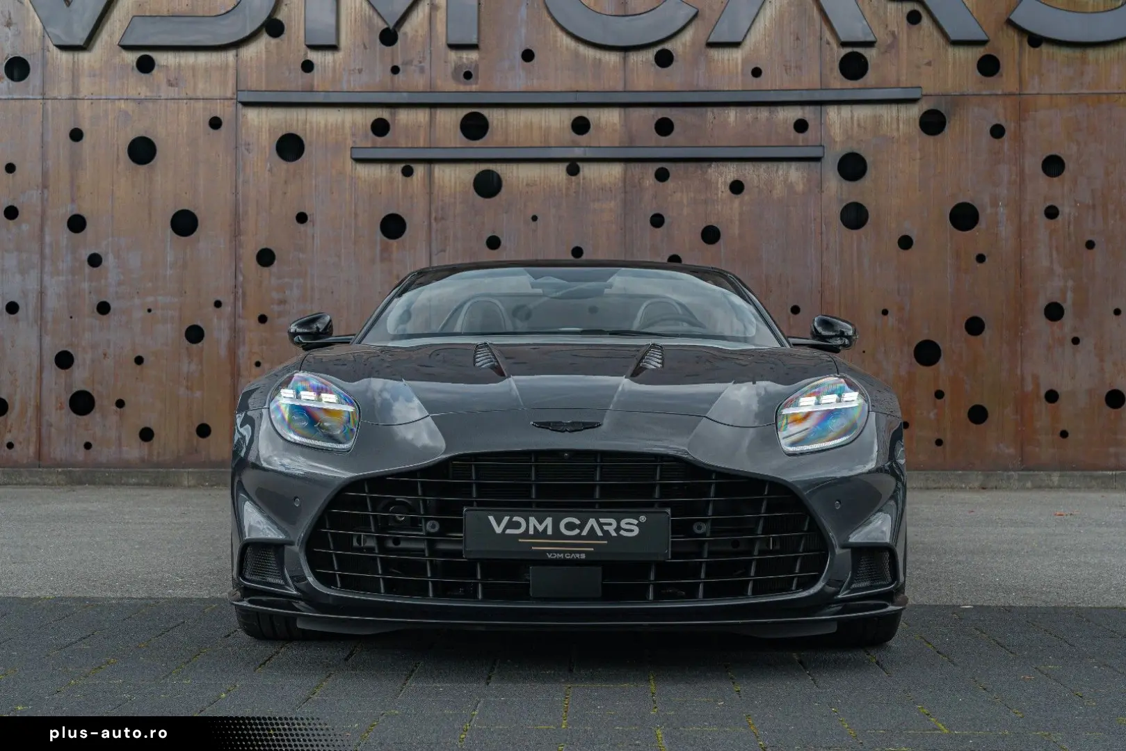 ASTON MARTIN Vanquish Volante_Titanium_B&W_BlackPack