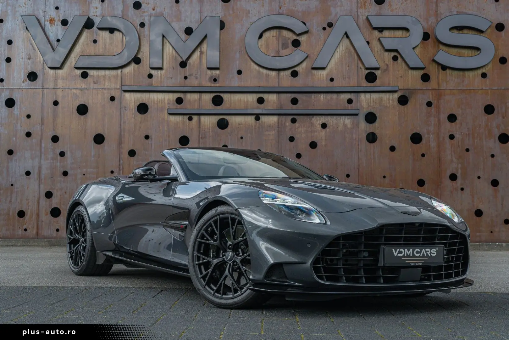 ASTON MARTIN Vanquish Volante_Titanium_B&W_BlackPack