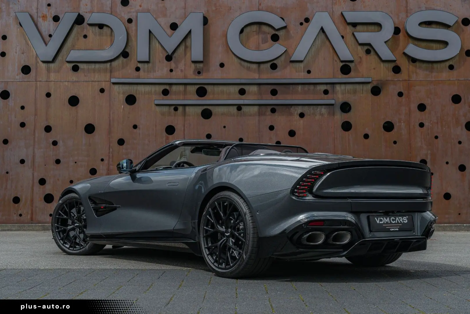 ASTON MARTIN Vanquish Volante_Titanium_B&W_BlackPack