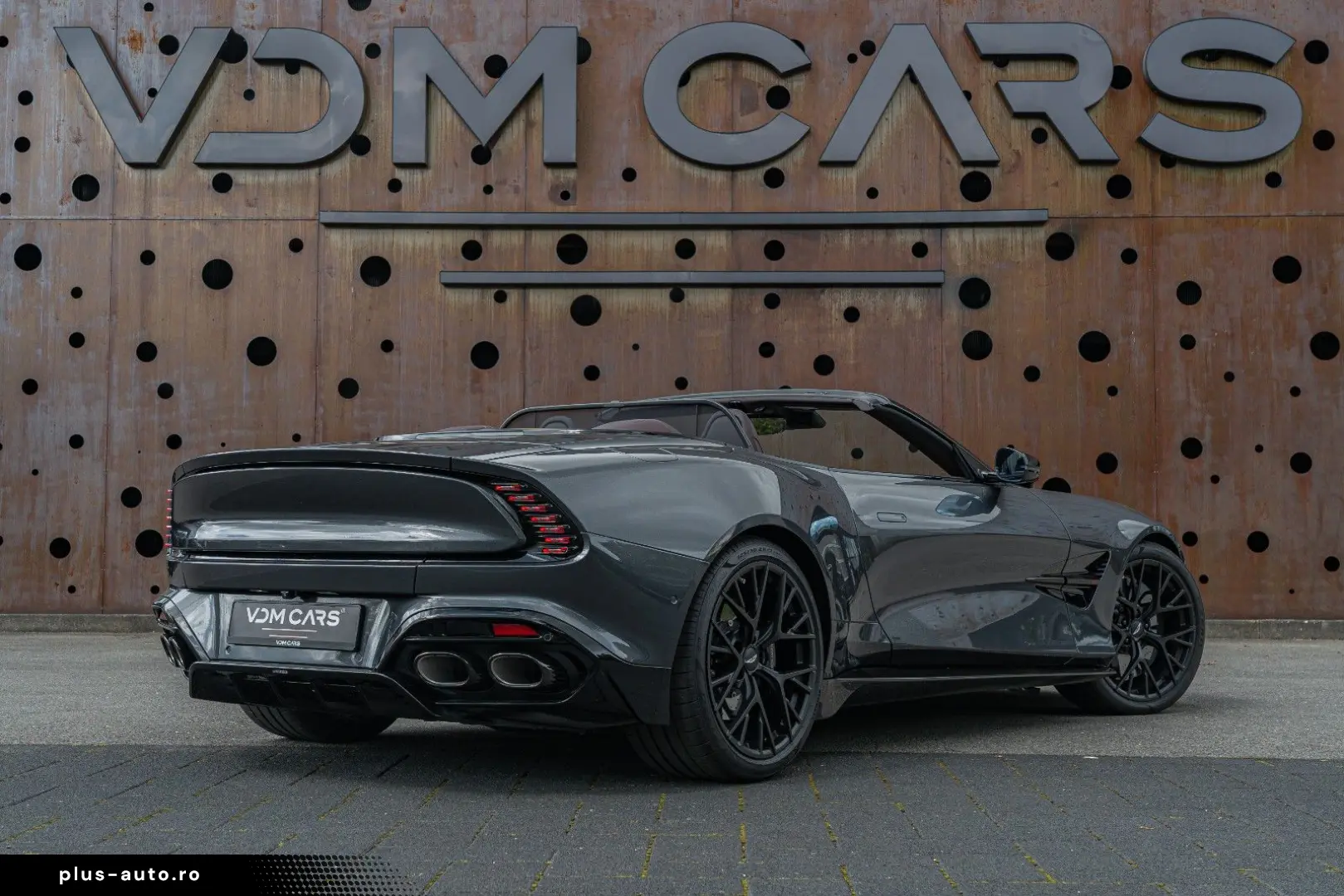 ASTON MARTIN Vanquish Volante_Titanium_B&W_BlackPack