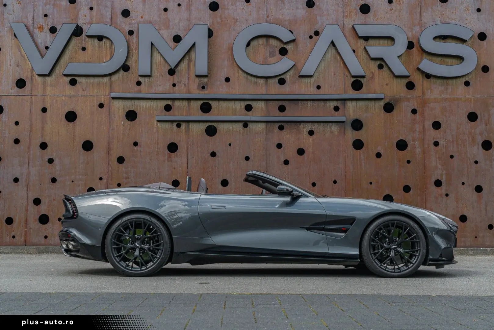 ASTON MARTIN Vanquish Volante_Titanium_B&W_BlackPack