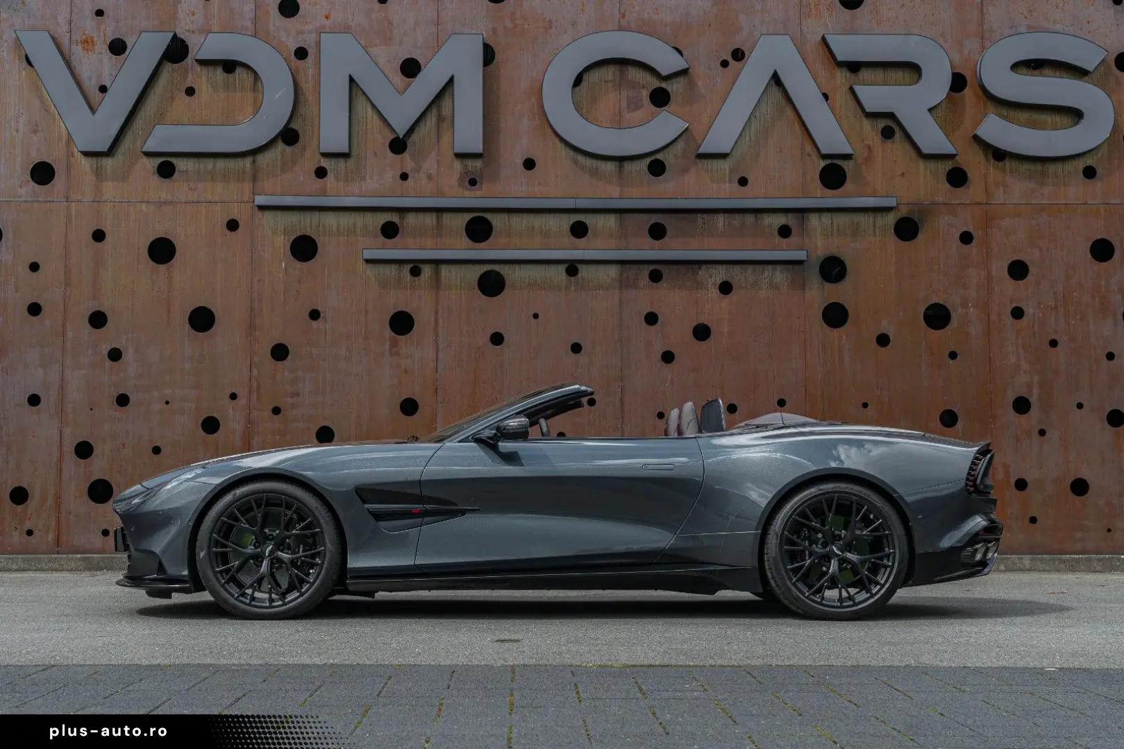 ASTON MARTIN Vanquish Volante_Titanium_B&W_BlackPack