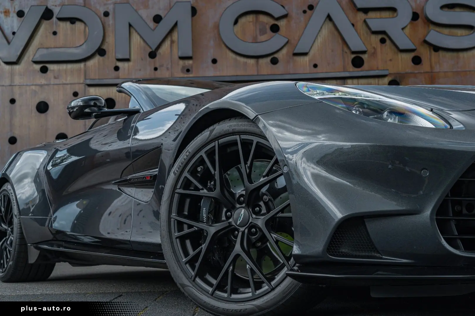 ASTON MARTIN Vanquish Volante_Titanium_B&W_BlackPack