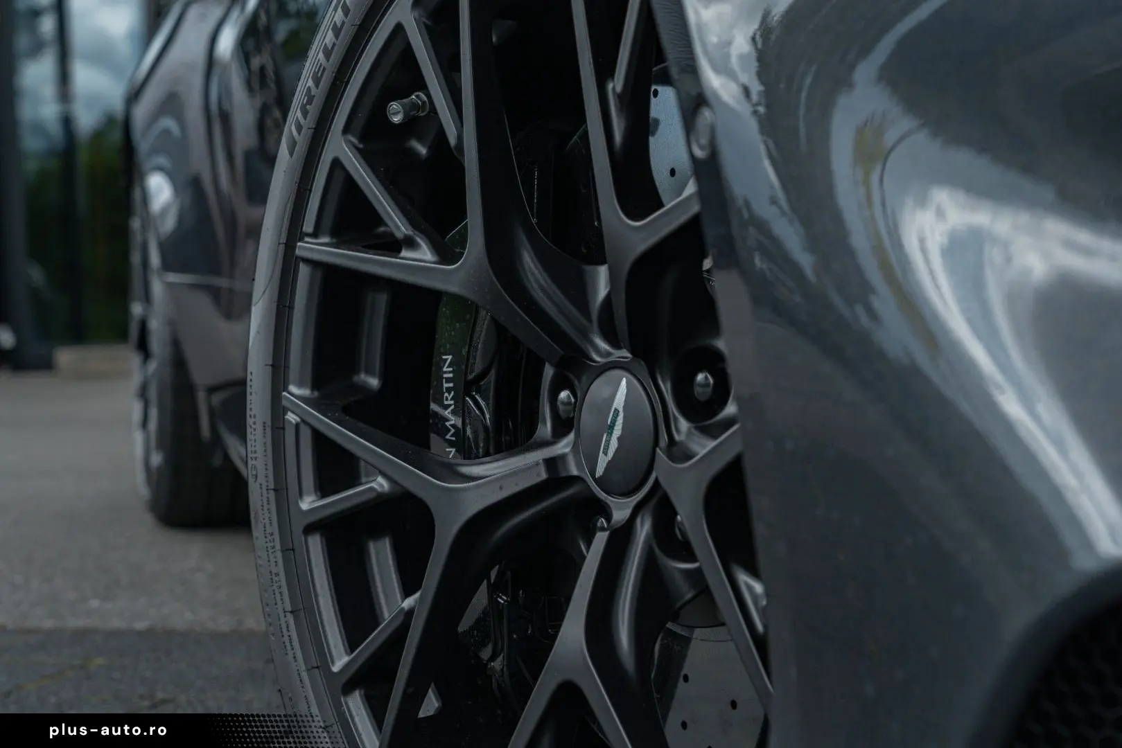 ASTON MARTIN Vanquish Volante_Titanium_B&W_BlackPack