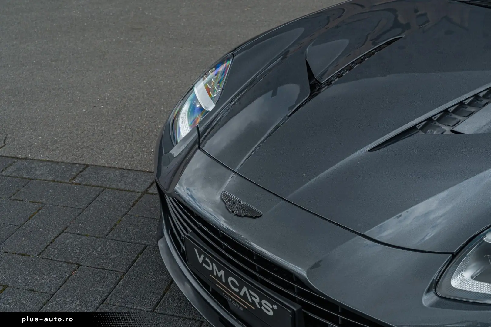 ASTON MARTIN Vanquish Volante_Titanium_B&W_BlackPack
