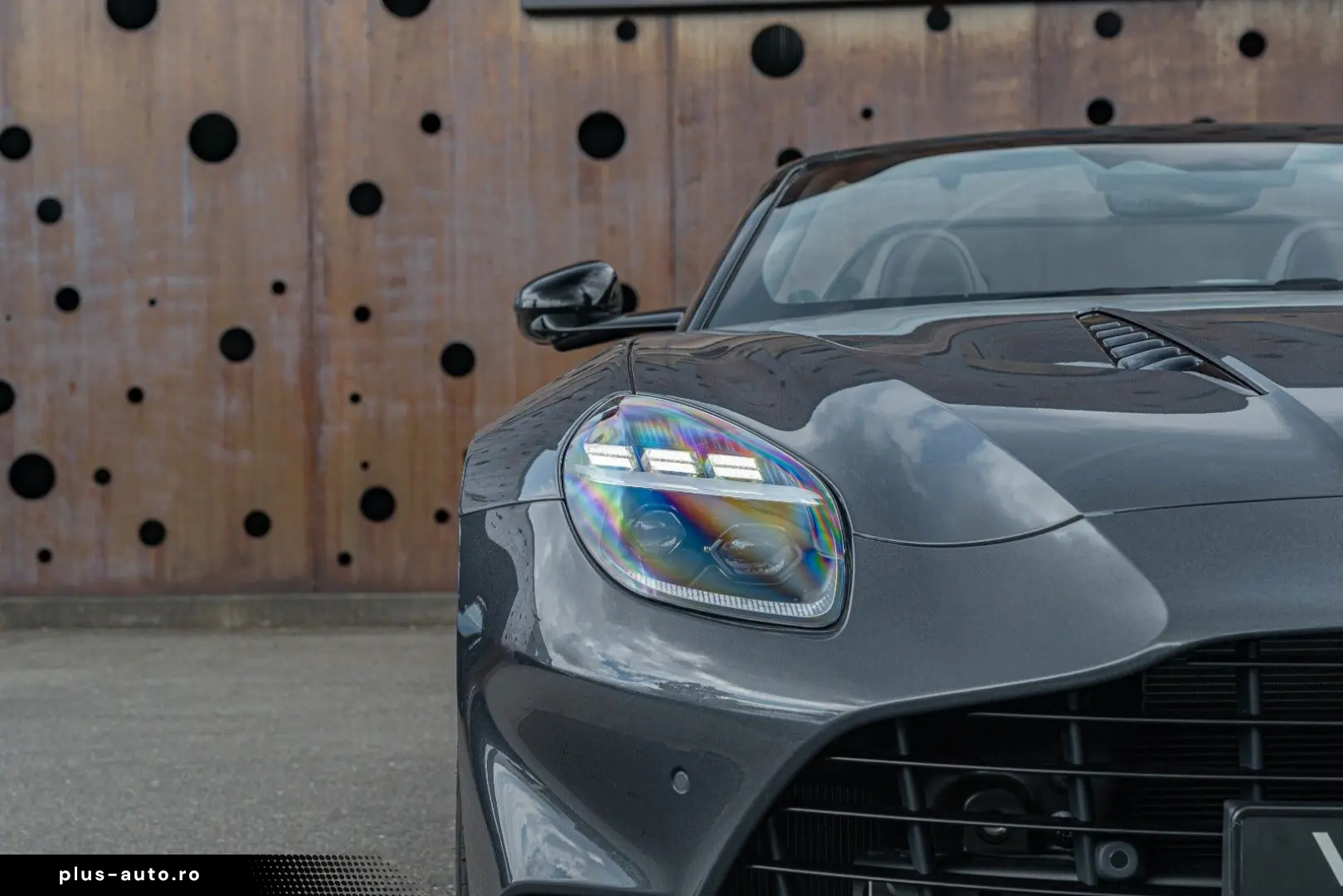 ASTON MARTIN Vanquish Volante_Titanium_B&W_BlackPack