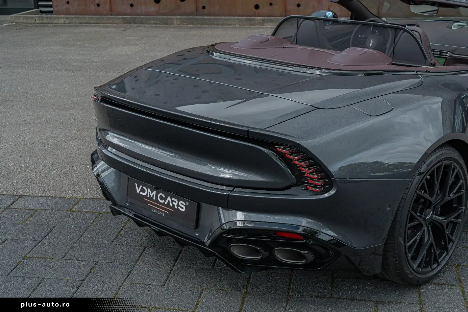 ASTON MARTIN Vanquish Volante_Titanium_B&W_BlackPack