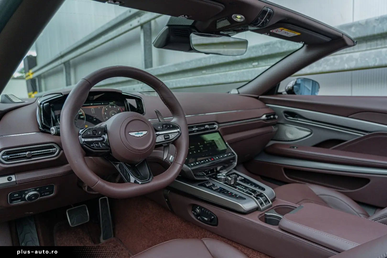 ASTON MARTIN Vanquish Volante_Titanium_B&W_BlackPack