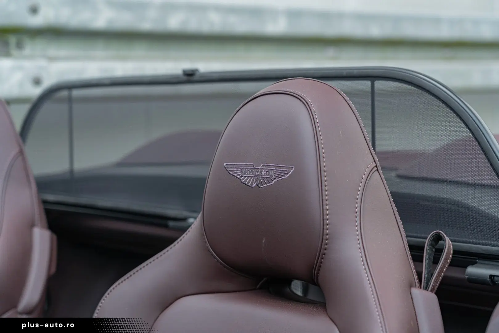 ASTON MARTIN Vanquish Volante_Titanium_B&W_BlackPack
