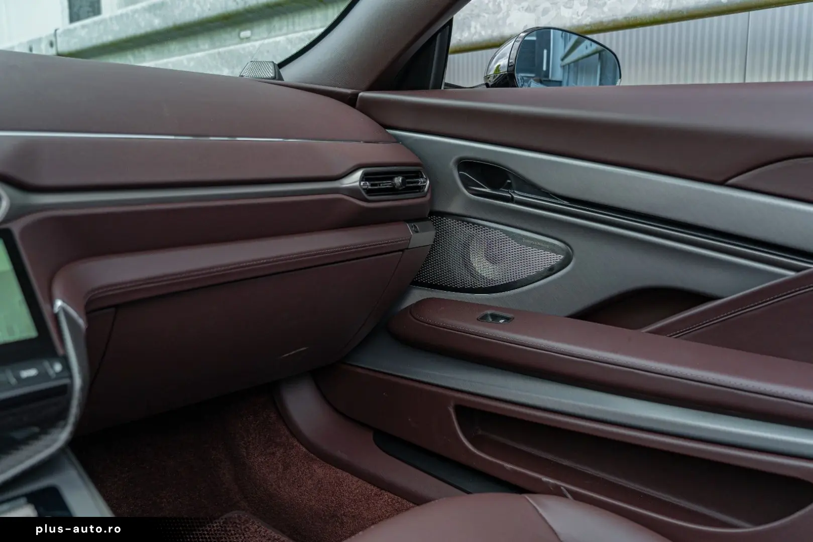 ASTON MARTIN Vanquish Volante_Titanium_B&W_BlackPack