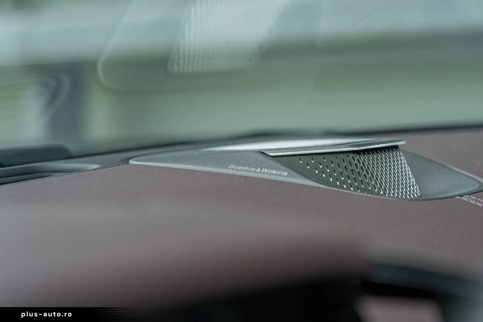 ASTON MARTIN Vanquish Volante_Titanium_B&W_BlackPack