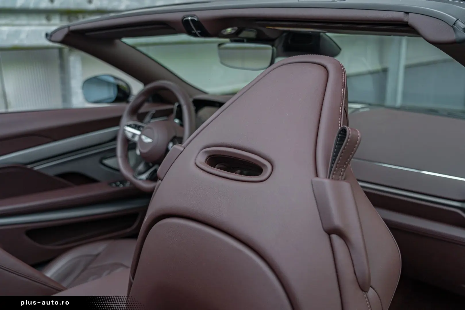 ASTON MARTIN Vanquish Volante_Titanium_B&W_BlackPack