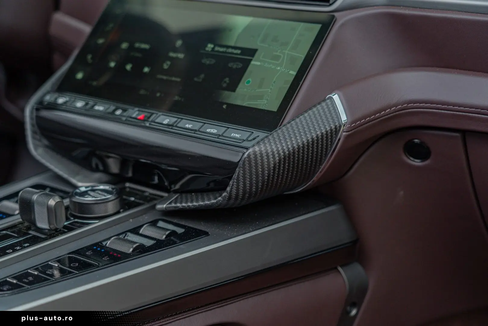 ASTON MARTIN Vanquish Volante_Titanium_B&W_BlackPack