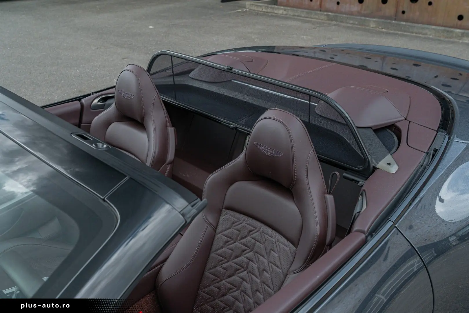 ASTON MARTIN Vanquish Volante_Titanium_B&W_BlackPack