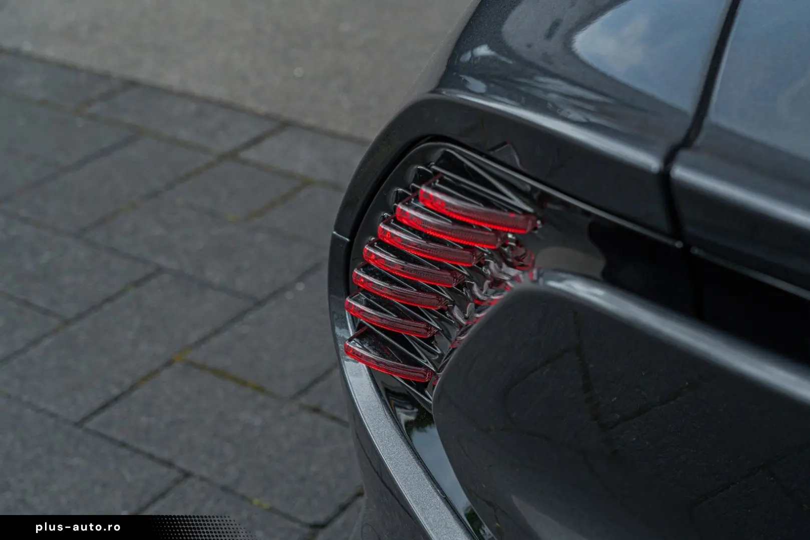 ASTON MARTIN Vanquish Volante_Titanium_B&W_BlackPack