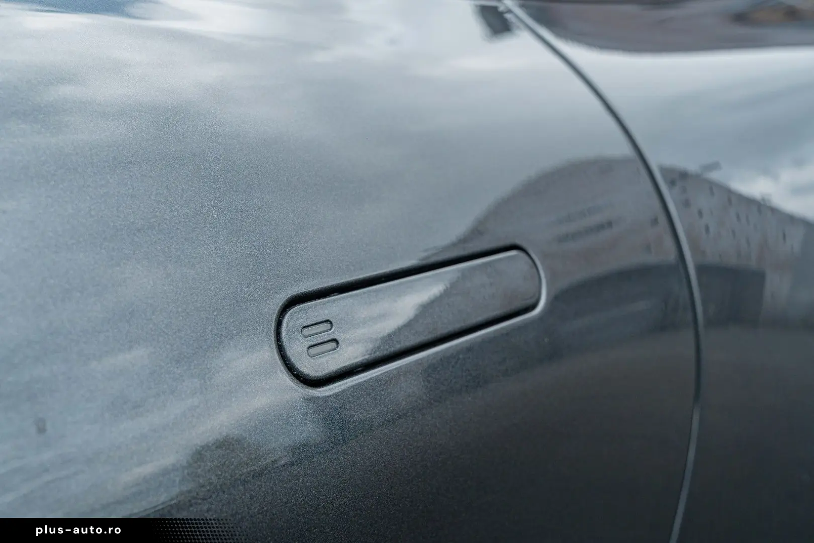ASTON MARTIN Vanquish Volante_Titanium_B&W_BlackPack