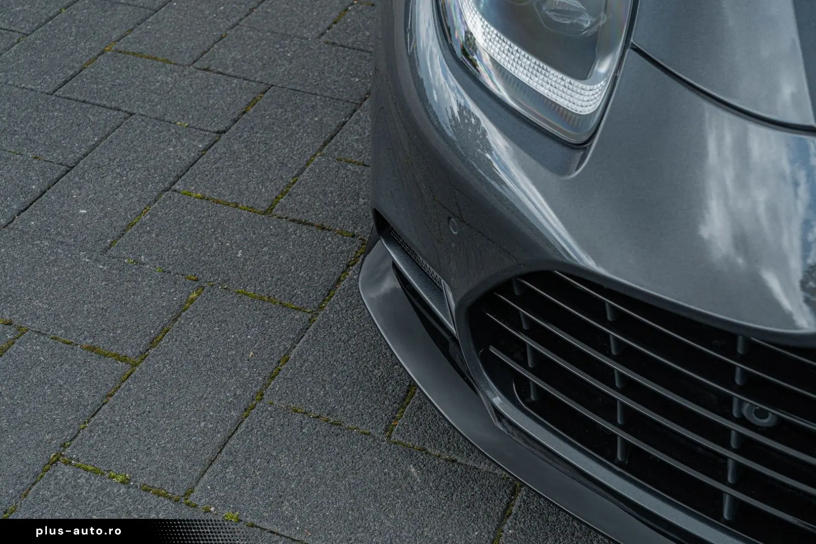 ASTON MARTIN Vanquish Volante_Titanium_B&W_BlackPack