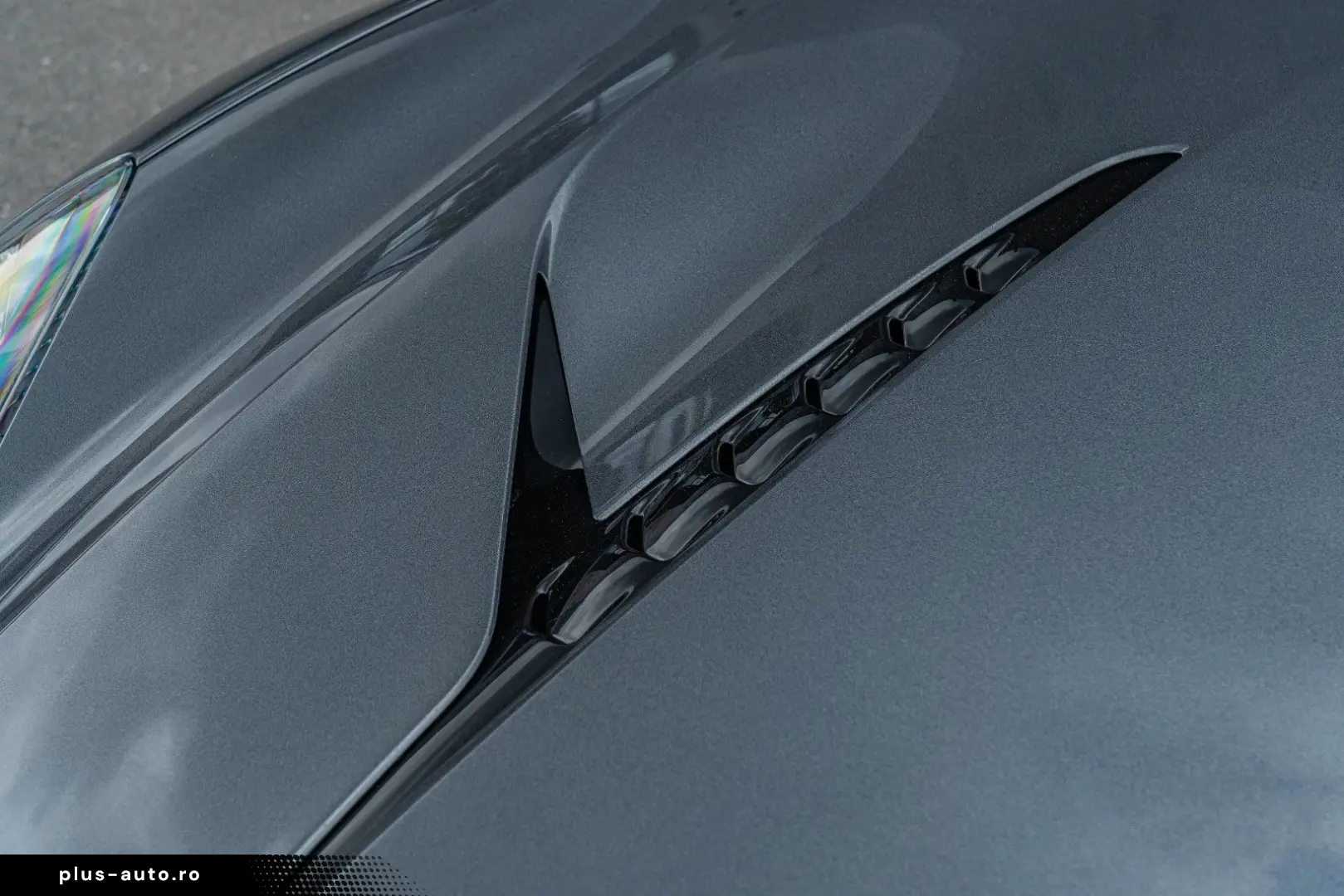 ASTON MARTIN Vanquish Volante_Titanium_B&W_BlackPack