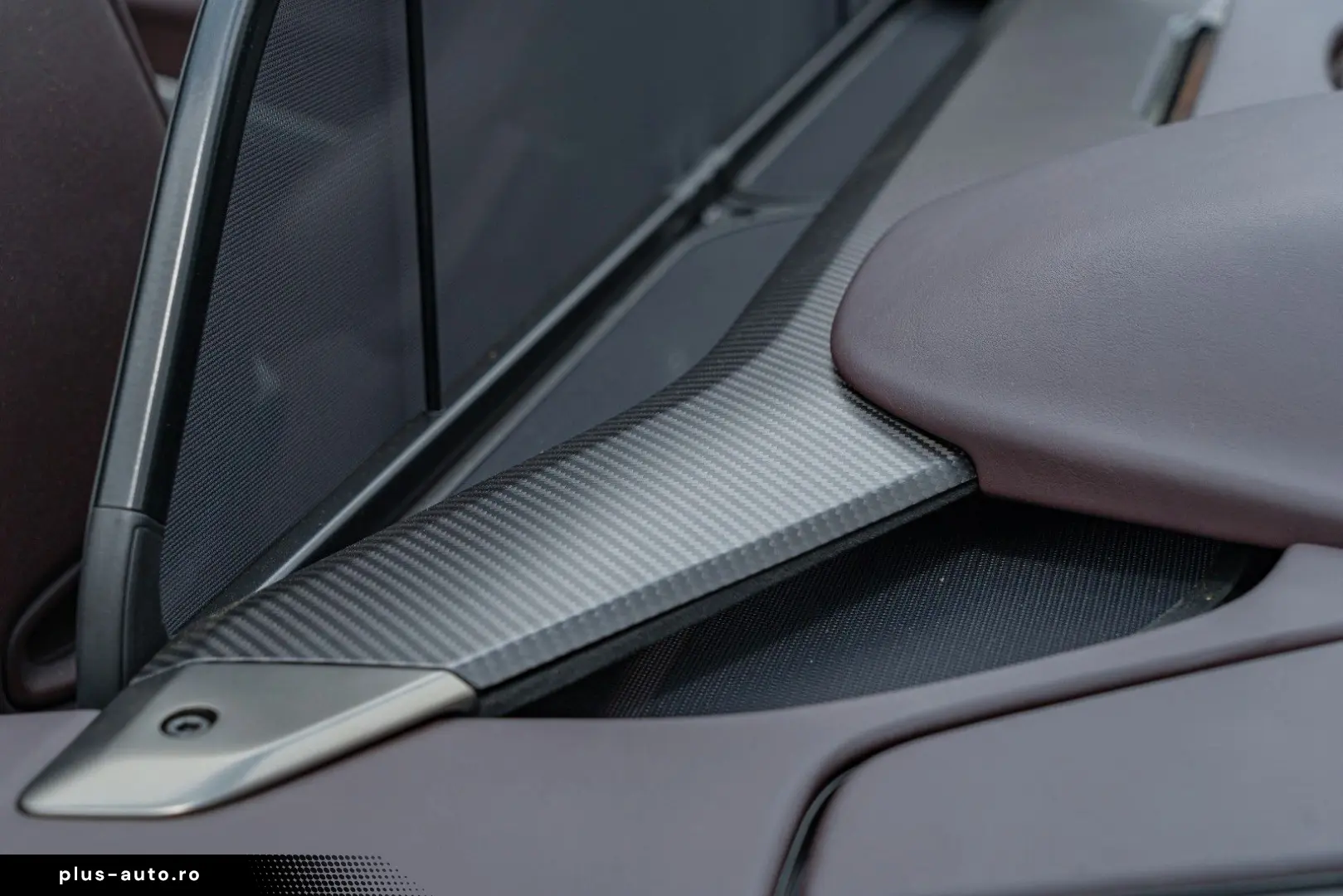 ASTON MARTIN Vanquish Volante_Titanium_B&W_BlackPack